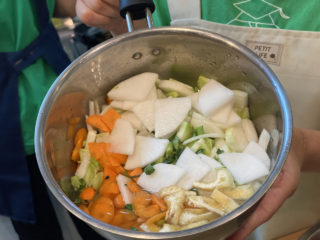 野菜を余すことなく使い、野菜たっぷりのお味噌汁を作ります。
