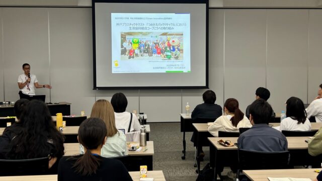 まわりつづけるリサイクルに参画の経緯を説明しているコープ神戸の鬼澤さん