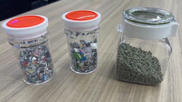洗浄・破砕・乾燥したあとのつめかえパックとつめかえパック由来の再生ペレット