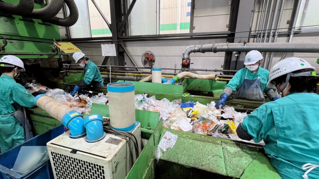 六甲リサイクルセンター_プラスチック資源に混ざる異物と混入物の手選別の様子